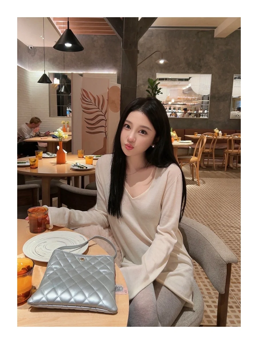 

Loose Wool Blend Sweater V-Ne Mid-Length White Knitted Top Fur Inner Wear Butt Covering French Sle Women's Faion