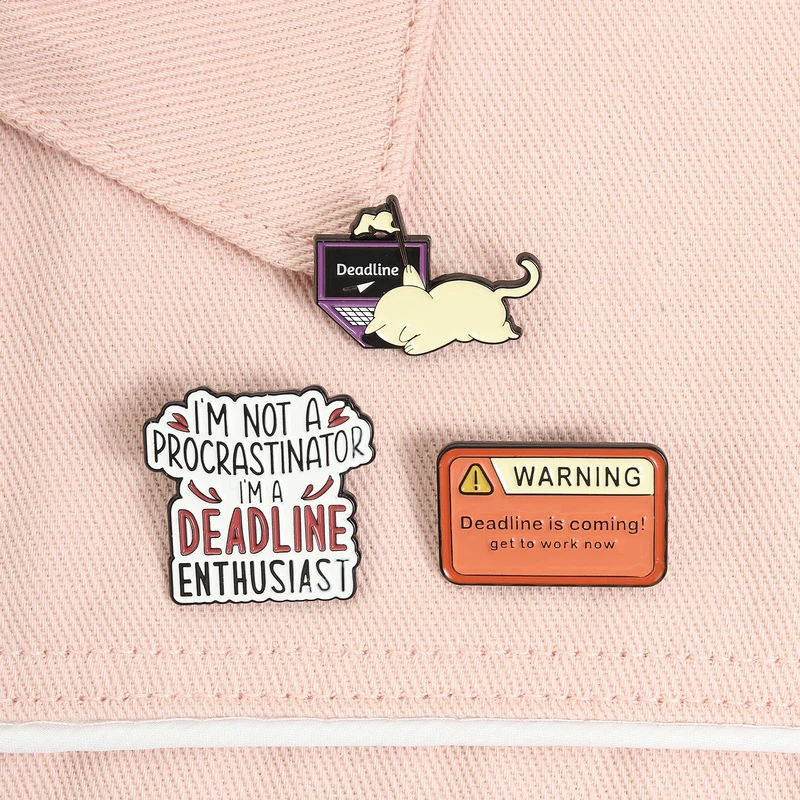 I'M NOT A PROCRASTINATOR I'M A DEADLINE ENTHUSIAST Fun enamel badges, expressing one's own little emotions, popular accessories.