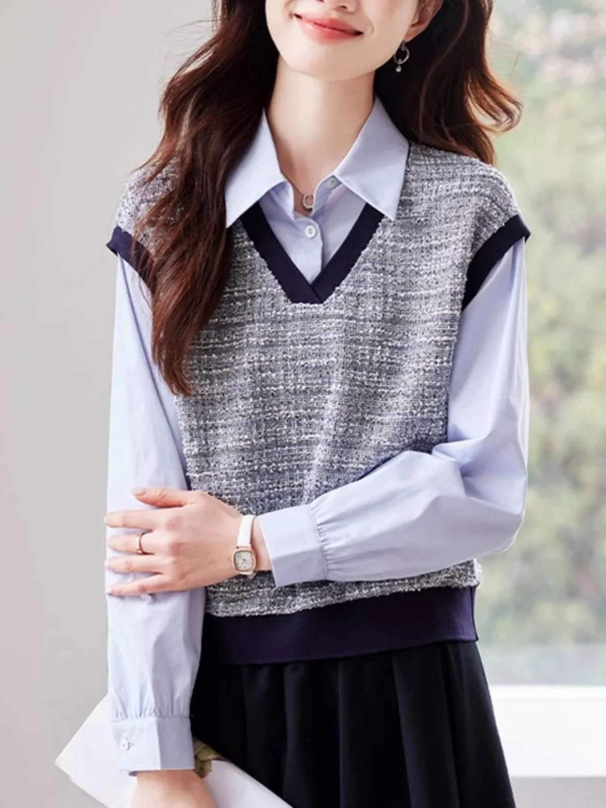 

Свободная женская синяя рубашка с длинным рукавом, базовый топ, универсальная модель, весна 2026, новый стиль, имитация двухслойности в стиле «Маленький аромат»