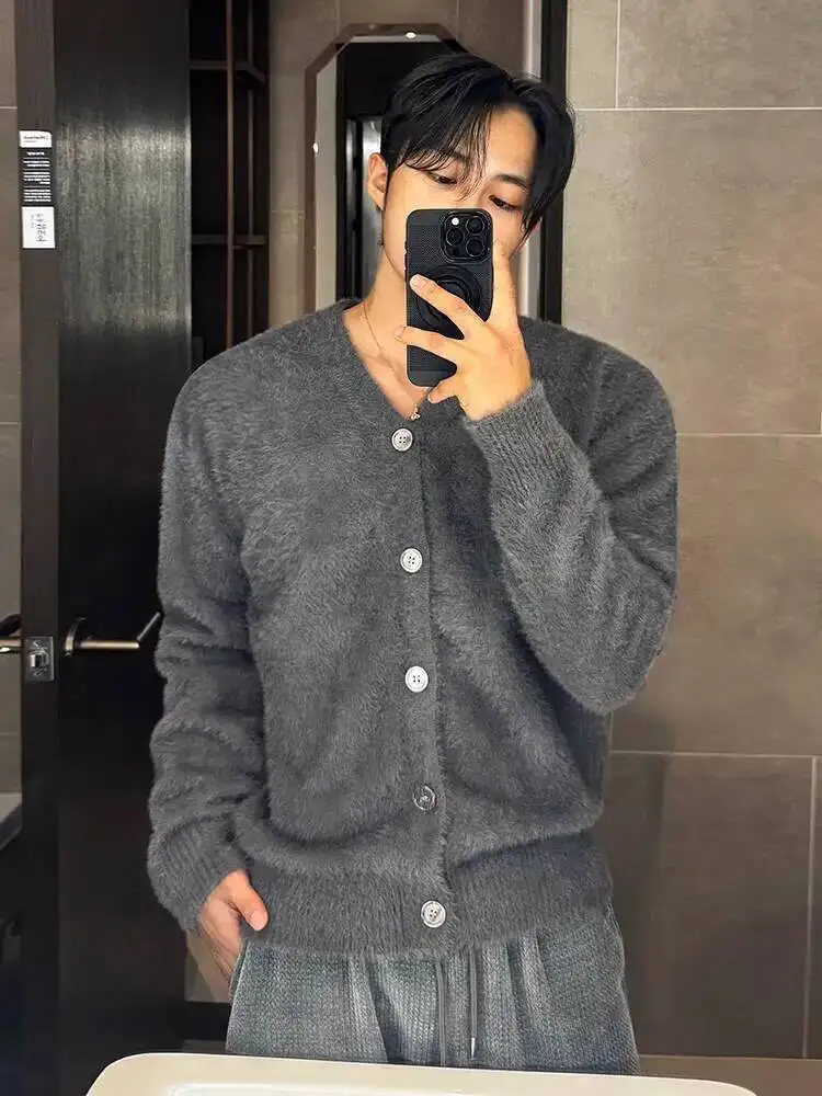 

Зимние нишевые дизайнерские мужские свитера из мохера 2024, однотонные однобортные свободные мужские утепленные кардиганы с v-образным вырезом