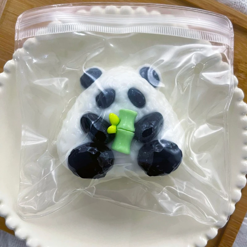Mochi Taba Squeeze Creatieve Nieuwigheid Cartoon Panda Knuffelen Driehoek Rijst Bamboe Fidget Speelgoed Leuke Rode Panda Kinderen Verjaardagscadeau