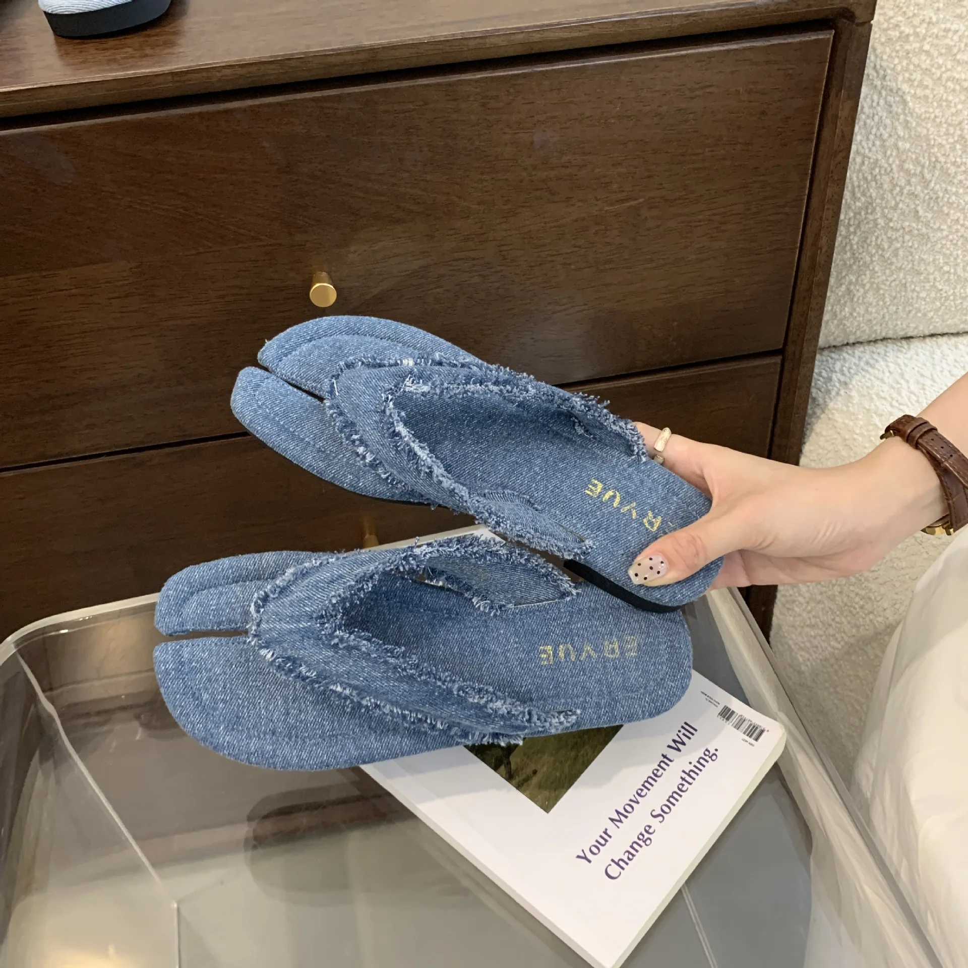 Chinelos de borracha baixa para mulheres, designer plano, sapatos femininos baixos, slides de luxo, denim havaiano, tecido macio Fretwork, verão, 2024