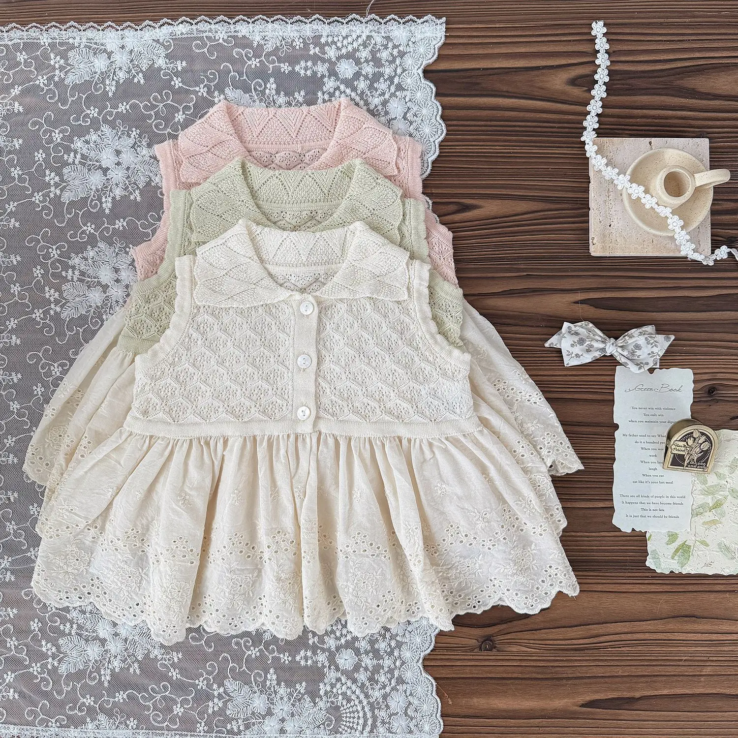 

Детская трикотажная одежда, новинка лета 2024, вязаный топ с лацканами, ажурная вышивка, кружевной контрастный тонкий жилет для девочек