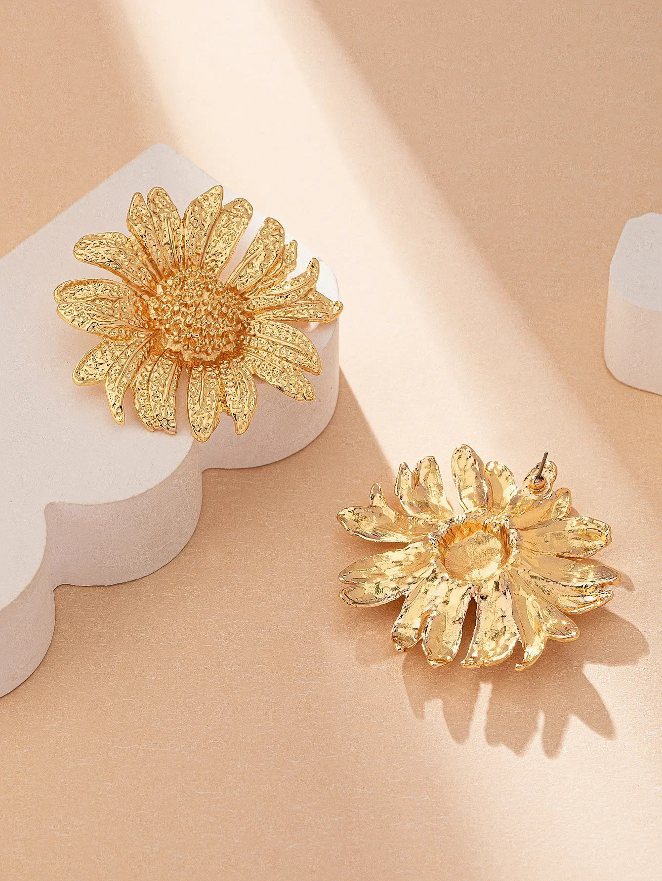 Retro Metal Sunflower Stud Earrings for Woman Wedding Exaggerated Gold-plated Holiday Ear Stud Vacation Jewelry Ear Accessories