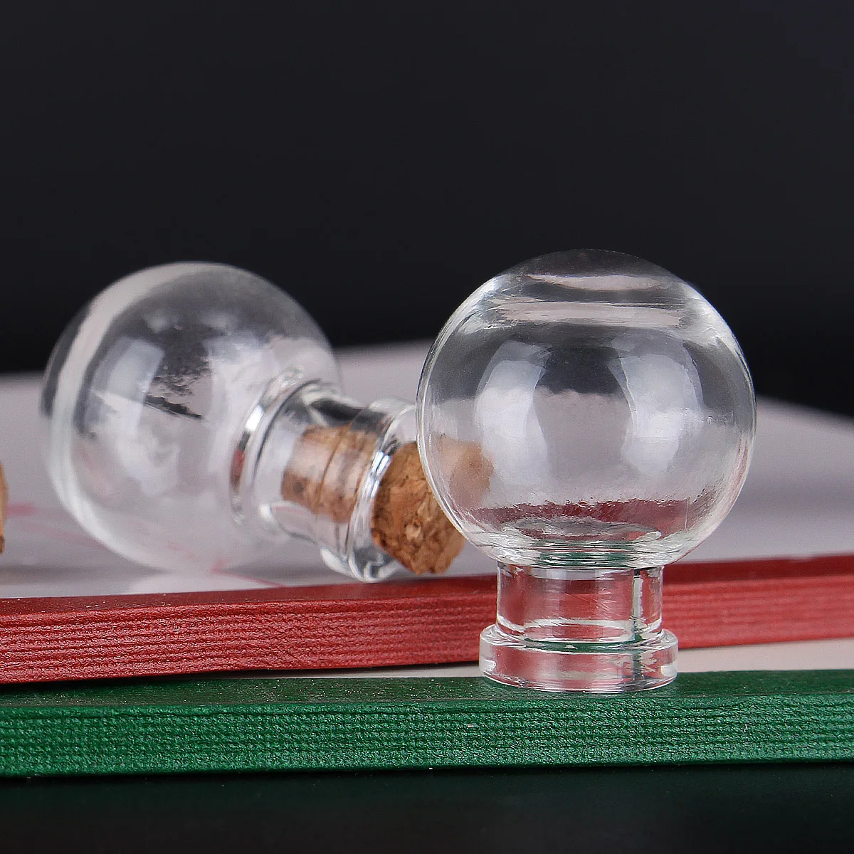 50pcs Transparent Ball Glass Bottle Jars Vials Wishing Bottle Cute Art Bottles with Corks Stopper DIY craft gift