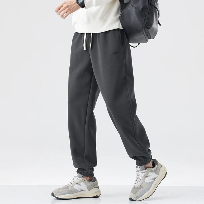 سراويل خريف 2025 يابانية فضفاضة مستقيمة الساق - سراويل ركض مطرزة بأساور للرجال مع بنطال رياضي متعدد الاستخدامات
