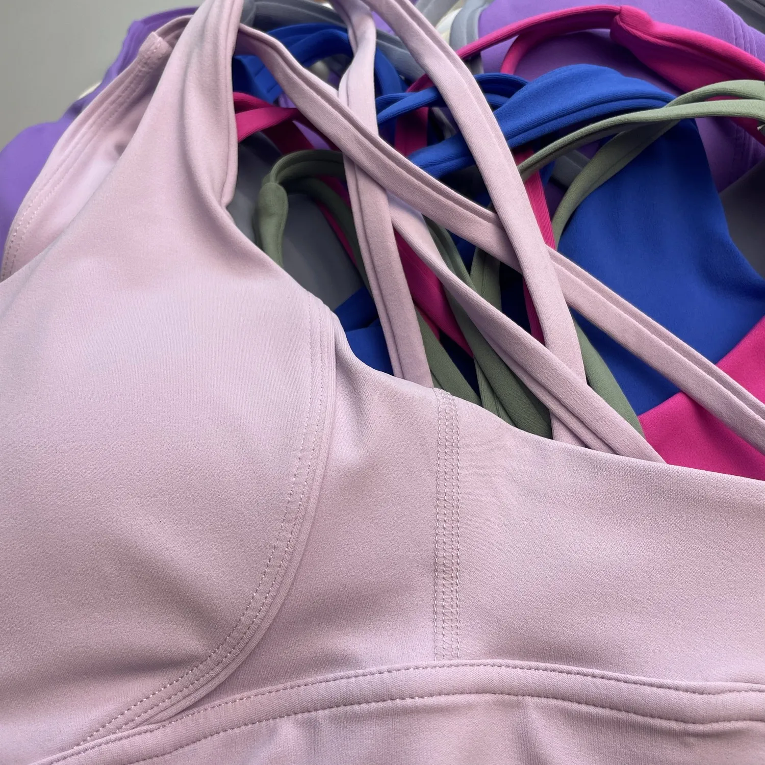 Einfarbiges Damen-Fitness-Yoga-BH-Top, weich, eng anliegend, für umfassendes Training, Joggen, Fitnessstudio, Sportunterwäsche, mit gekreuztem Rücken und Brustpolster – Detail 8