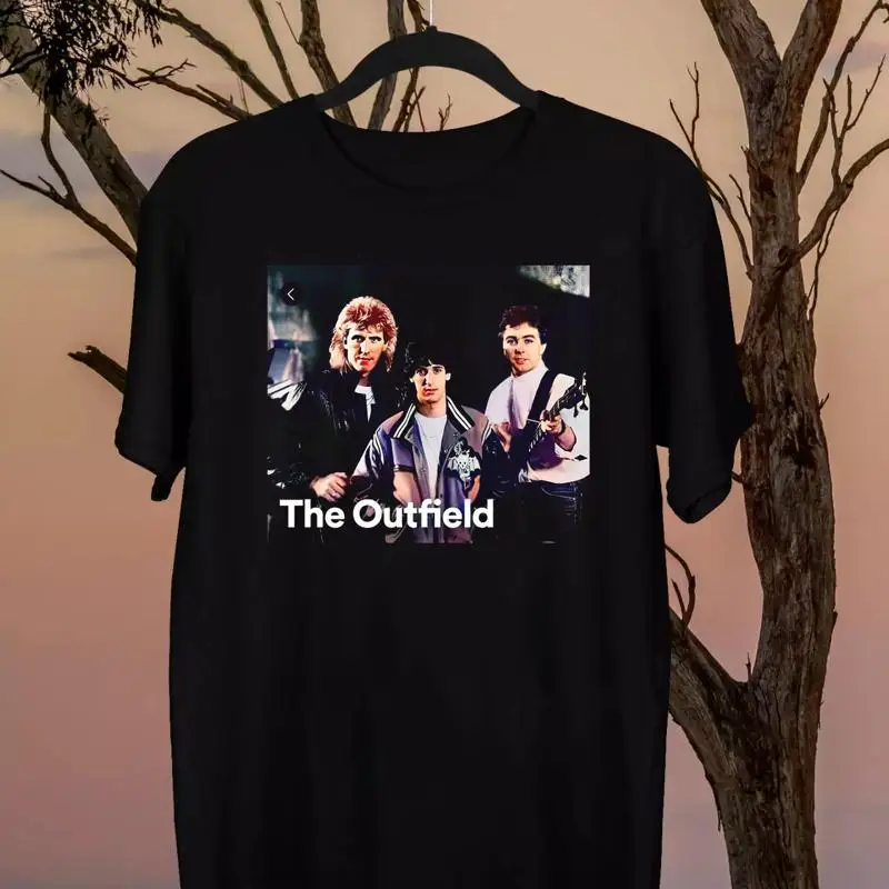 Camiseta negra de los miembros de The Outfield Band