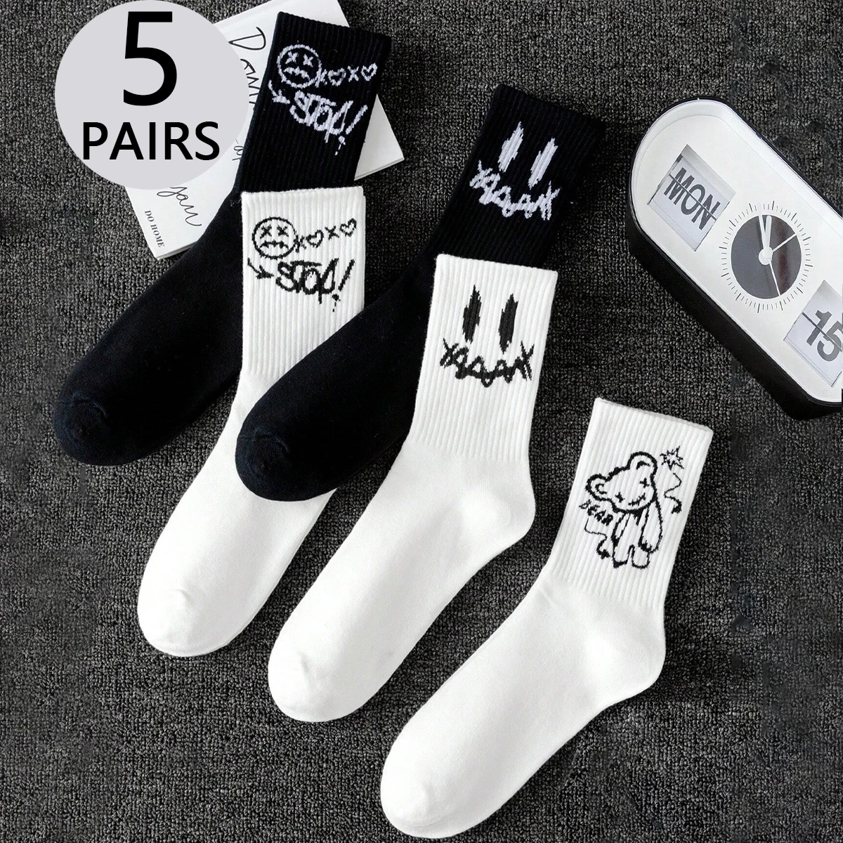 5pairs Men\'s Black And White Letter Cartoon Bear Trendy And Versatile Mid-Calf Sweat-Absorbent Crew Socks