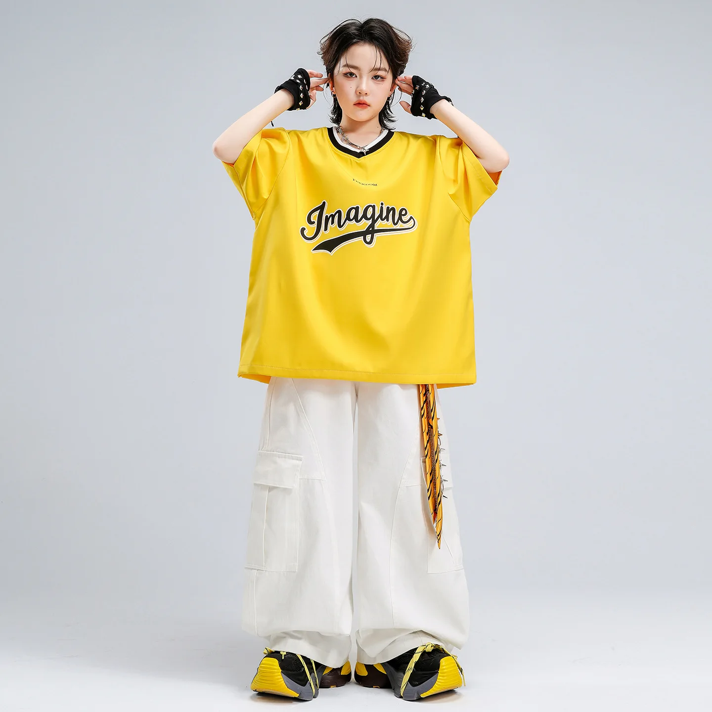 

Kid Kpop Hip Hop Clothing Yellow V Neck Wide T Shirt White Curved Blade Cargo Pants for Girl Boy Street Dance Costumes Clothes