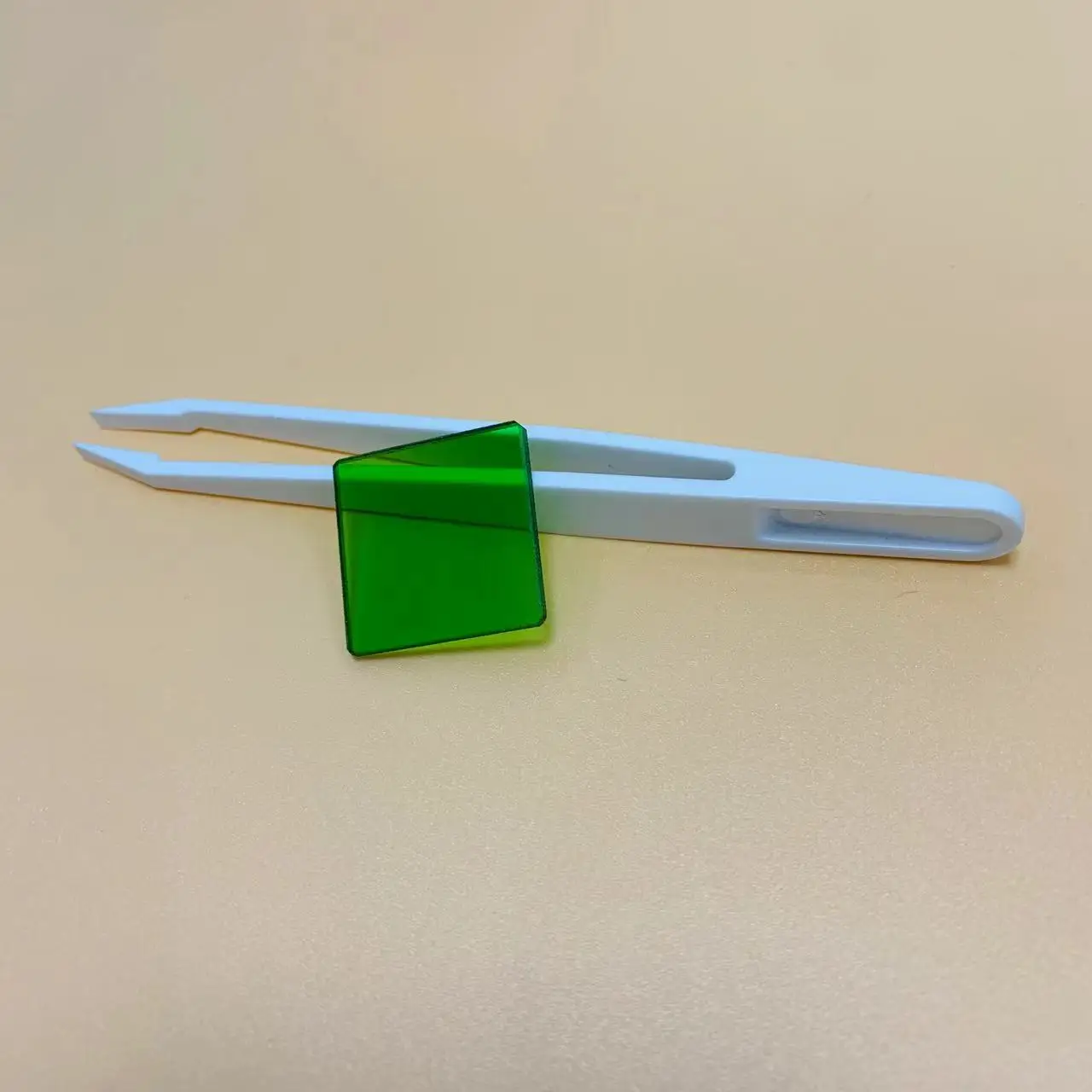 2 pezzi dimensioni totali 25x25x2mm quadrato 575nm luce verde IR Pass filtro vetro LB17 per lampada