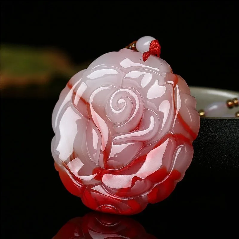 قلادة جديدة من حجر الدم الطبيعي، عصرية ومتعددة الاستخدامات.