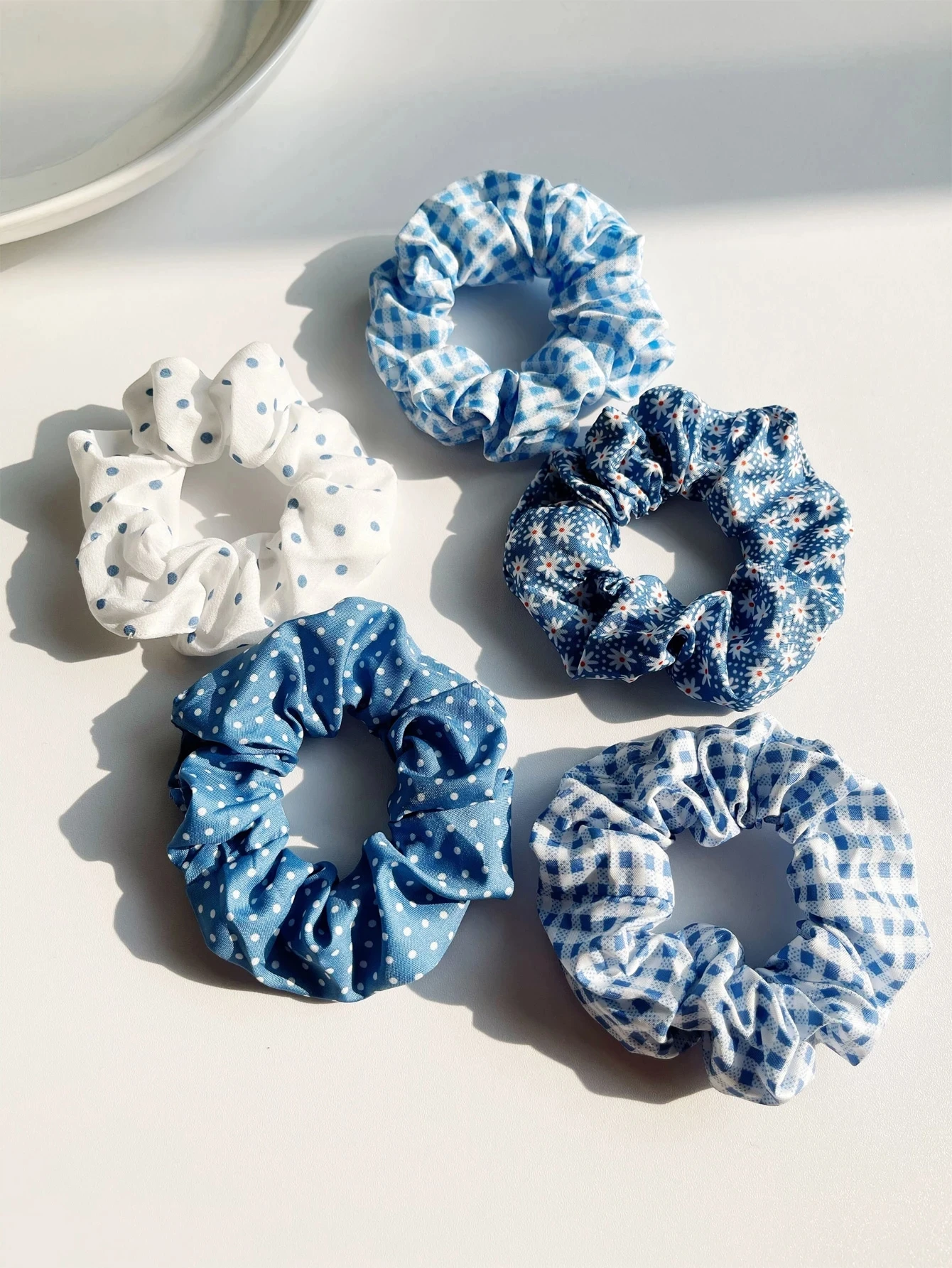 5 قطع من ربطات الشعر Scrunchie الأنيقة ذات الطباعة المنقطة