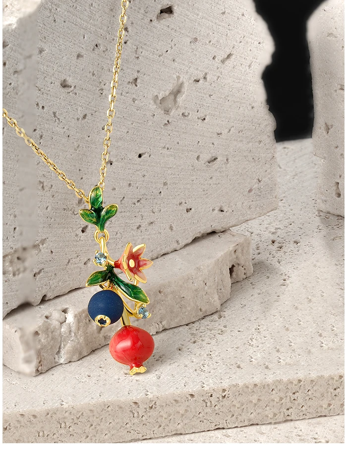 SANTUZZA Anhänger aus reinem 925er Sterlingsilber mit Fruchtmotiv für Damen, zarte Blaubeeren & Granatapfel, trendiger Party-Schmuck, Emaille – Detail 1