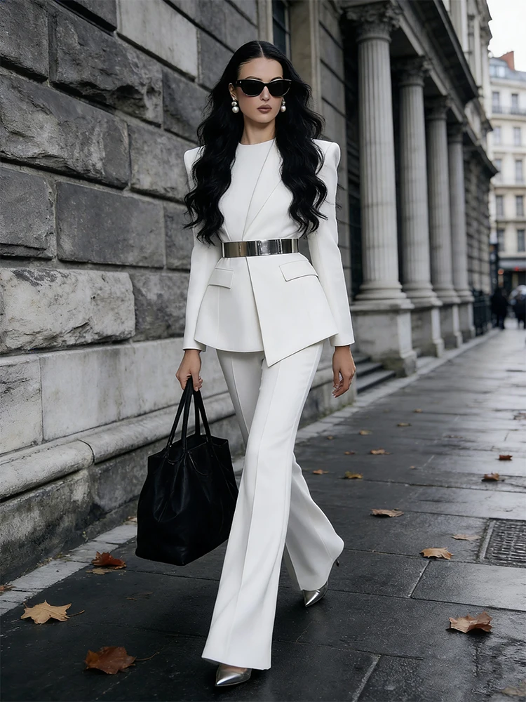 

Белый костюм с утягивающим поясом: пиджак и брюки с высокой талией и расклешенными штанинами, комплект из двух предметов для женщин, модный осенне-зимний наряд.