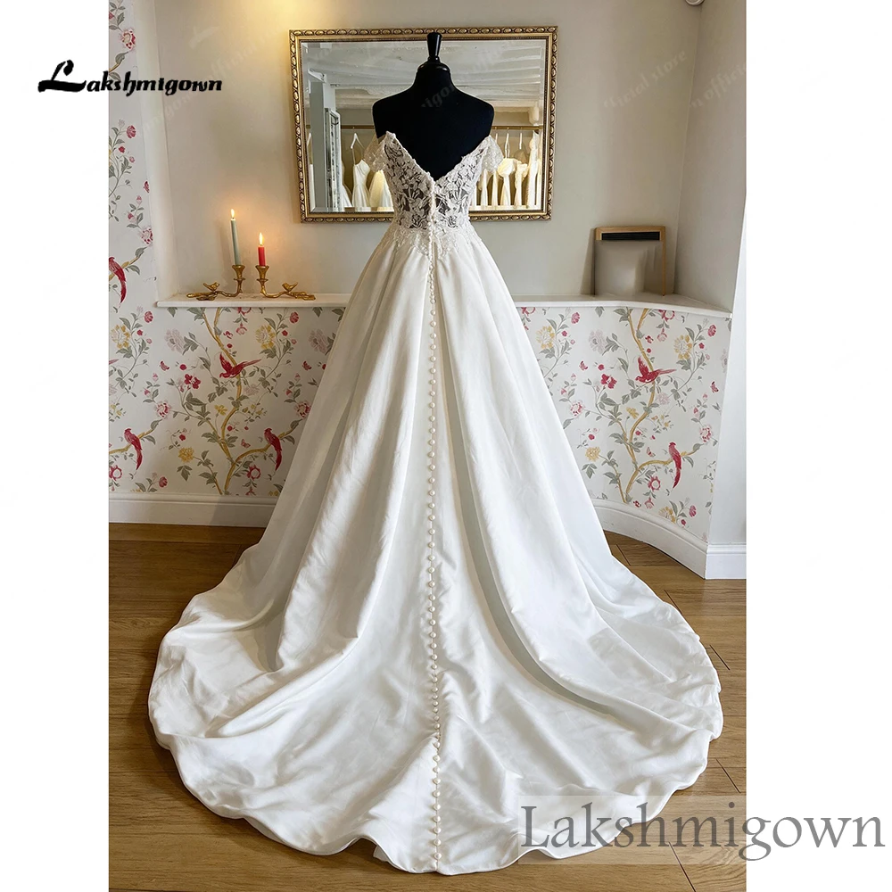 Lakshmigown Brautkleid mit freiem Schulterbereich, Perlen, floraler Spitze, Illusionsoberteil, Satin, mit seitlichem Schlitz, nach Maß gefertigt. – Detail 8