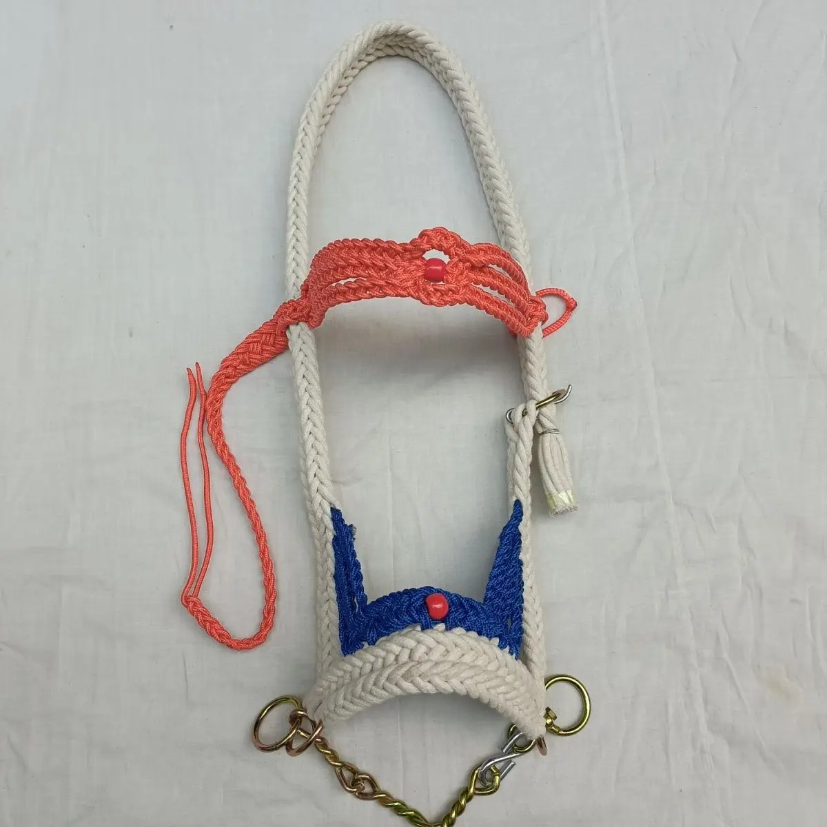 입 체인이 있는 맞춤형 말 고삐를 수용하기 위해 수제