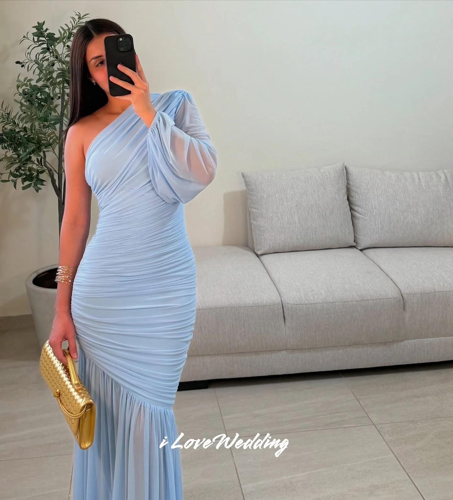 فساتين سهرة بكتف واحد باللون الأزرق الفاتح 2025 بأكمام طويلة حورية البحر بطول الأرض أنيقة بطيات لحفلات الزفاف حسب الطلب