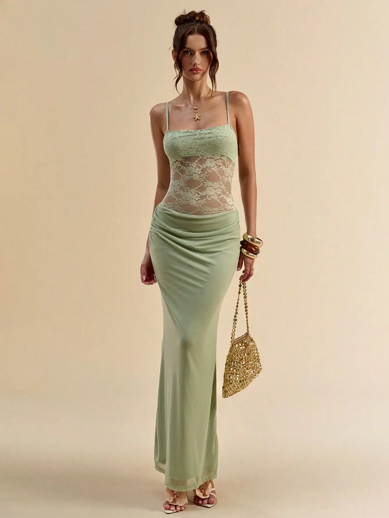 Robe moulante vert menthe avec corsage transparent en dentelle patchwork et bretelles spaghetti