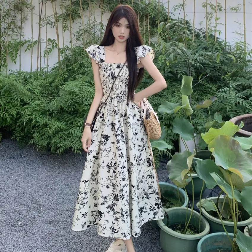 Französisches Retro-Blumenkleid mit fliegenden Ärmeln, geraffter Taille und langem Drape