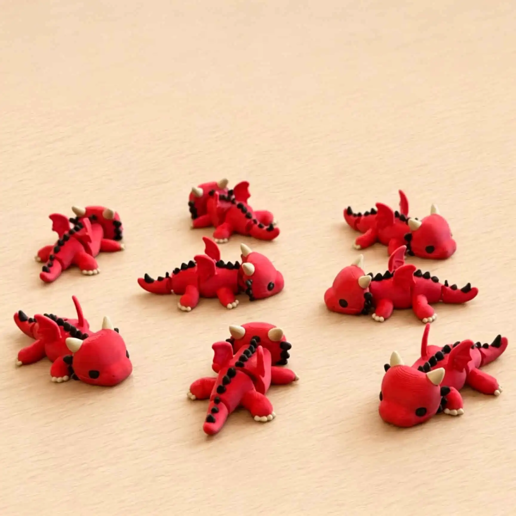 Mini-Drachenfigur in Rot, die sich biegen lässt – kleine Drachenstatue mit beweglichen Flügeln – Tischdeko für Miniatur-Landschaften. – Detail 4