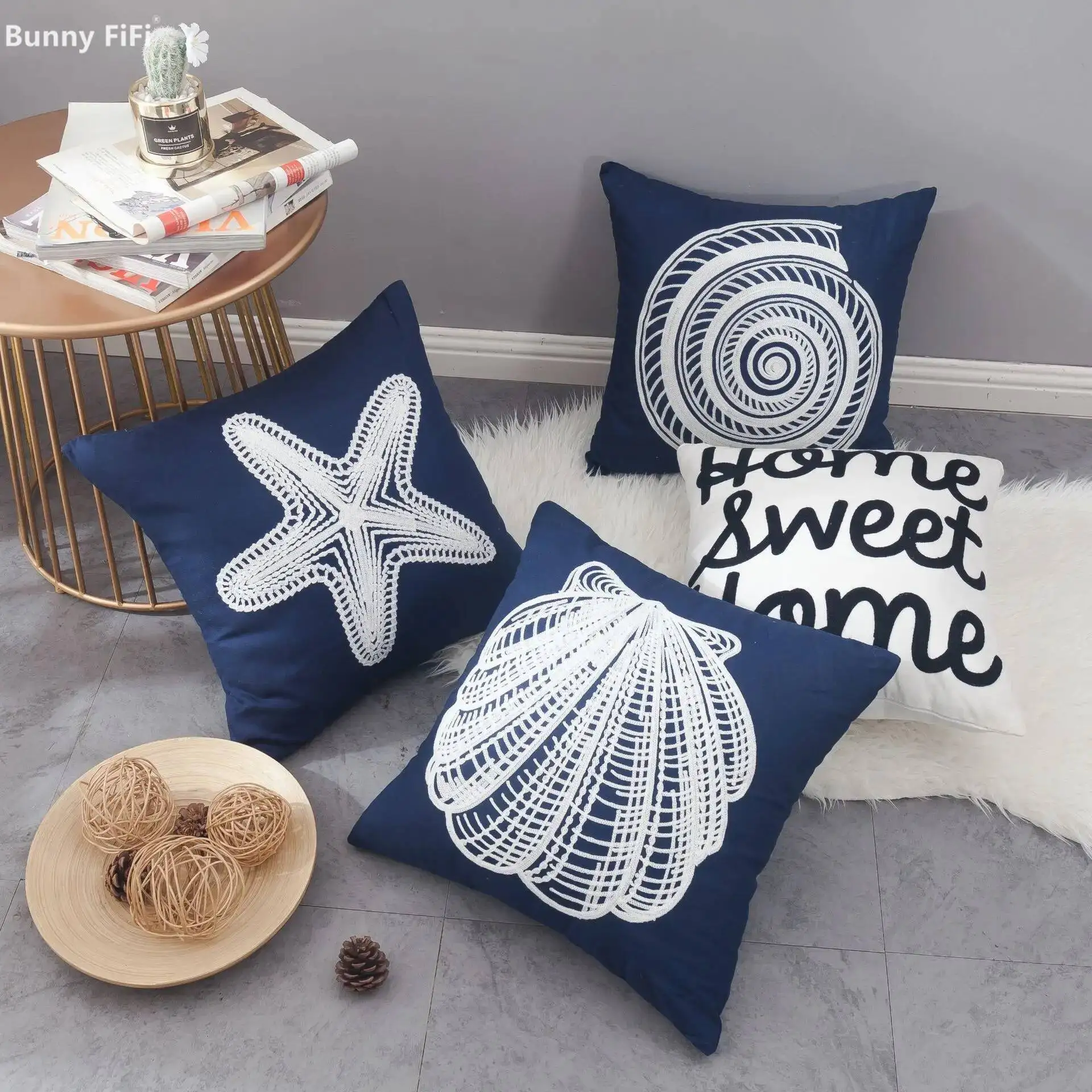

Декоративные наволочки для дивана в морском стиле с вышивкой в виде морских звезд и черепашьих панцирей, темно-синие, в пляжном стиле.