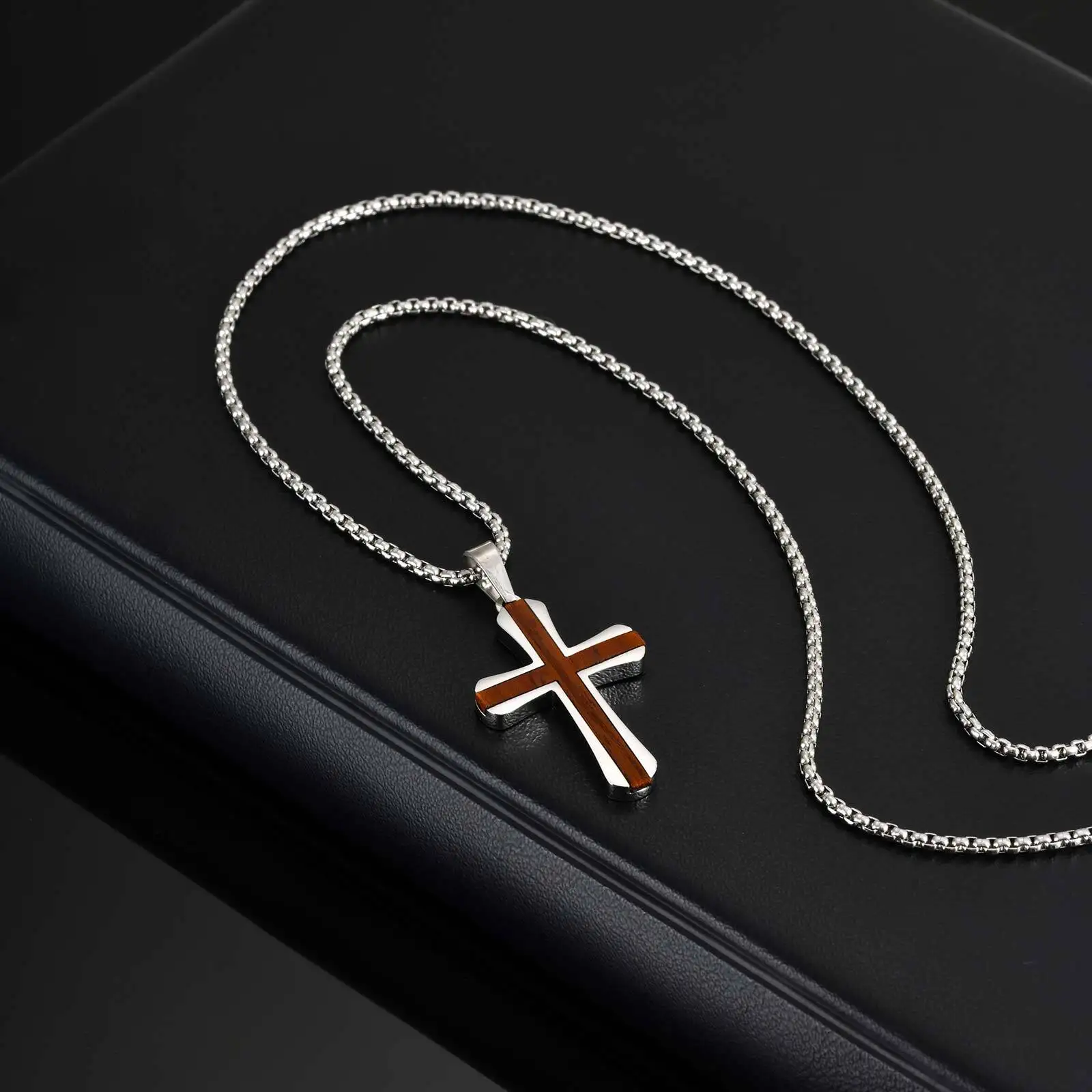 Rote Birne Massivholz Kreuz Halskette für Männer, Silber Farbe Edelstahl Anhänger Halskette, Hip Hop Cool Punk Schmuck Geschenk – Detail 5