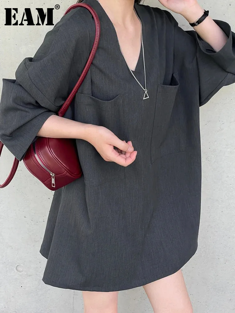 [EAM] Women Gray Double Pocket Big Size Elegant Mini Dress New V--Neck Long Sleeve Fashion Tide Spring Autumn 2024 1DH7310