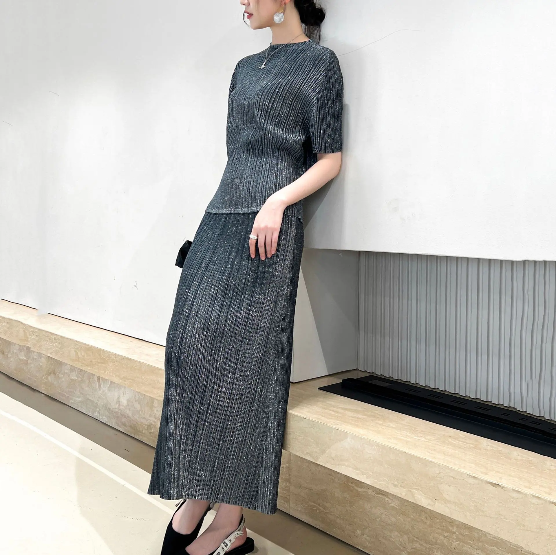 

2025 Summer Miyake High-end Pleated Skirt Set Premium Glitter Fabric Casual Vacation Fashion T-shirt Half Skirt Set Clothing