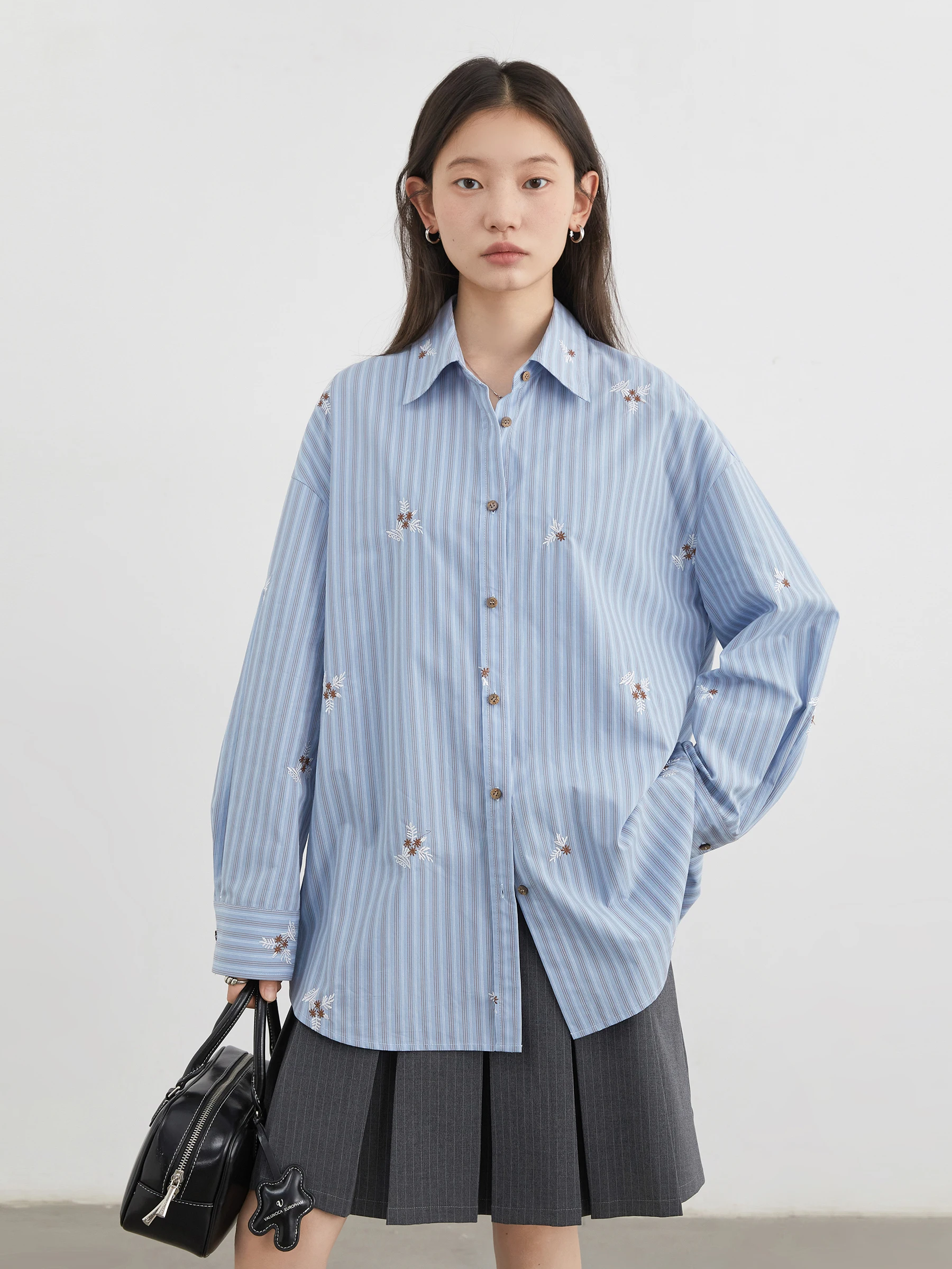 شيك فين المرأة قميص فضفاض عادية كم طويل جديد مخطط المطرزة القطن قميص الإناث البلوزات ربيع الخريف 2025 الملابس