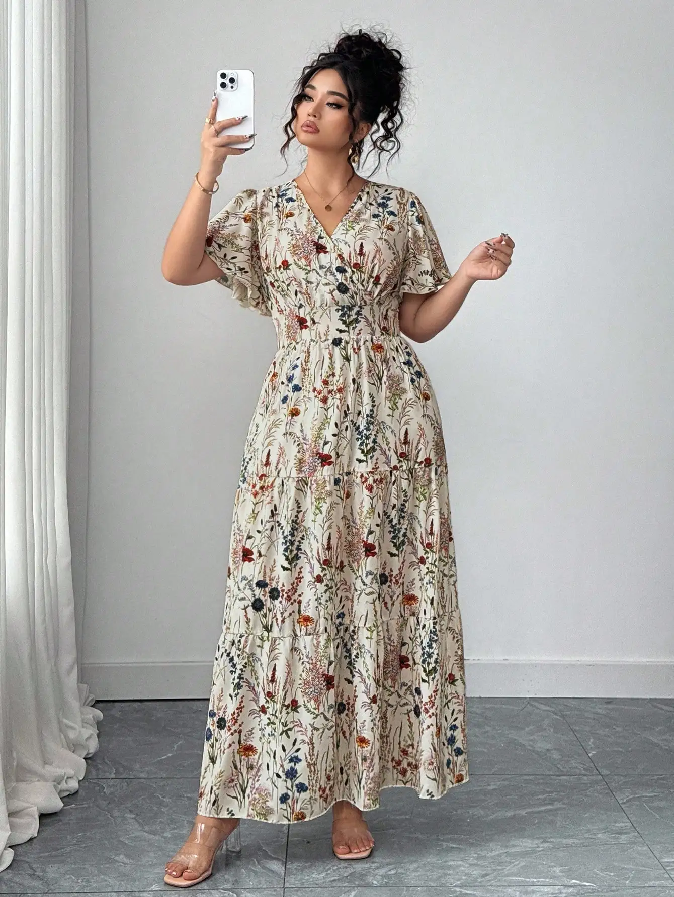 

Платье макси с цветочным принтом, V-образным вырезом, рукавами с рюшами и многоярусной юбкой, идеально подходит для весенне-летних повседневных или элегантных мероприятий.