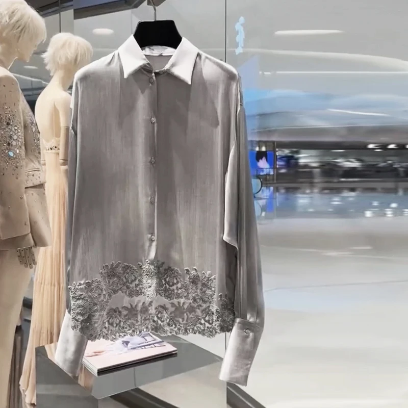 

Шелковая рубашка цвета моховой серости с длинным рукавом, винтажным кружевным подолом, прозрачным дизайном и эффектом жемчужного блеска — элитная женская модная рубашка
