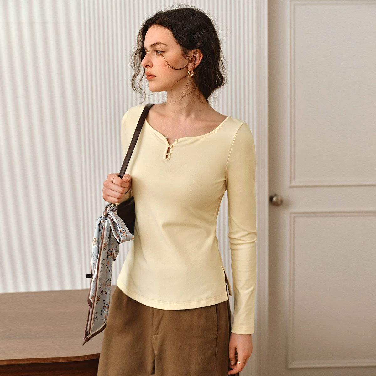 OLrain Women's French T-Shirts 2025 Autumn Curved Neck Long Sleeve Slim T-Shirt Solid French Design Knitted Tops O57QT001250