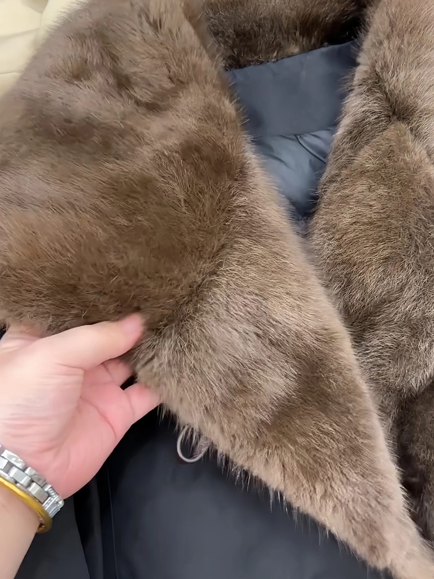 أزياء المرأة الخريف الشتاء أسفل معطف يندبروف الدافئة سترة منفوخة الإناث للماء رشاقته ريشة وهمية الثعلب الفراء طوق