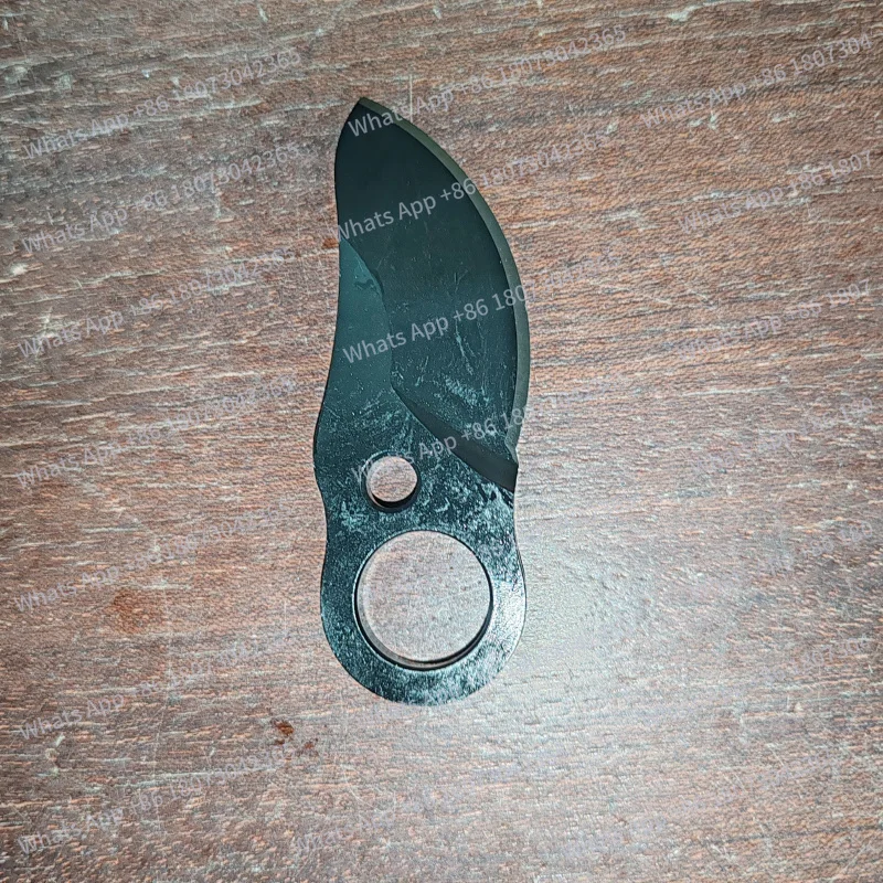 

This high-carbon steel Teflon blade is suitable for the accessories of Shu Chang 8608 electric scissors