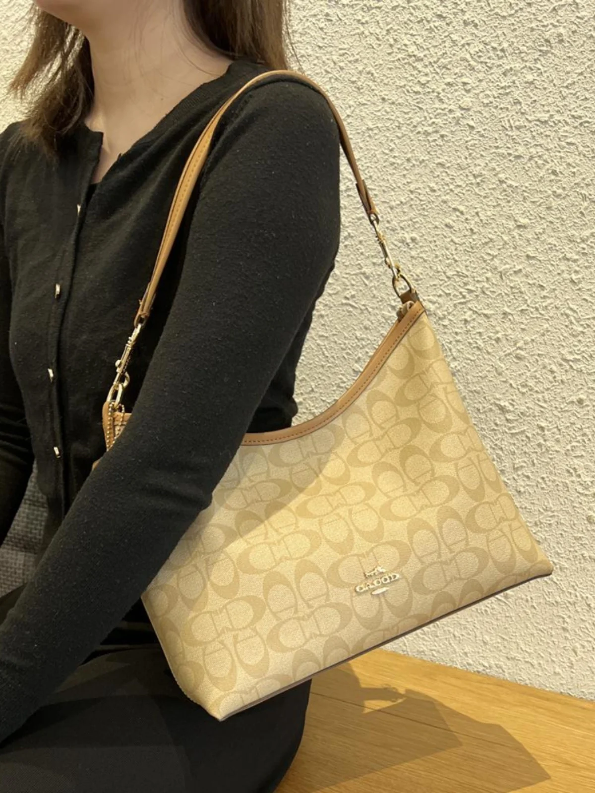 홍콩 여성 가방 2025 신상 럭셔리 천연 가죽 다용도 출퇴근용 언더암 토트백 크로스바디백