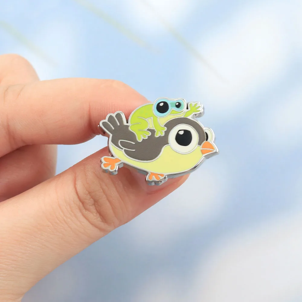 Niedliche Frosch auf Vogel reitende Emaille-Pins Kawaii Tier Frosch mit Fernglas Broschen Lustige Cartoon-Abzeichen Rucksack Anstecknadel Schmuck Geschenk – Detail 4