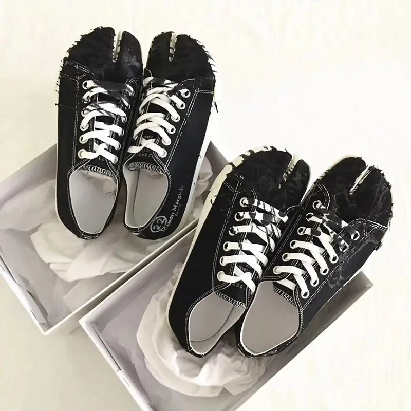 2024 New Summer Canvas Split Toe Shoes Pig Feet Shoes Tabi Biscuit Dopamine Magilla Fashion scarpe da donna personalizzate