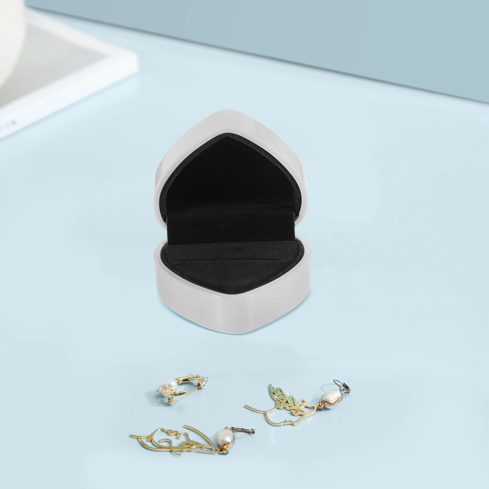 

Heart Shaped Ring Heart-shaped LED Light Proposal Box Plastic Boxes Jewelry Container