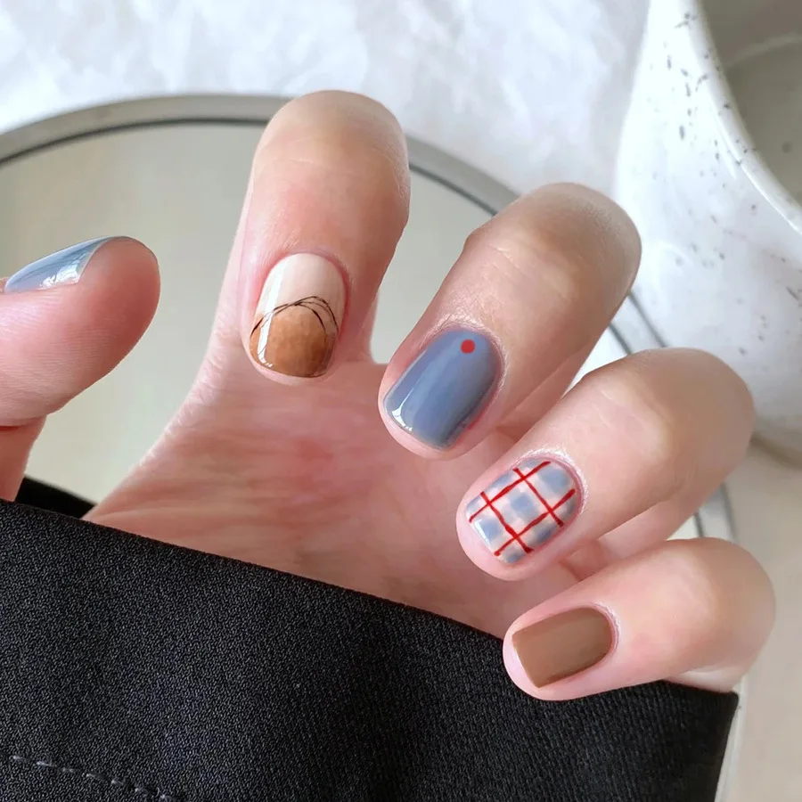 

24pcs Press on Nails Blue Checkered Gradient Short Full-Coverage Nail Tips for Women&Girl Removable wearable Nail Daily Wear