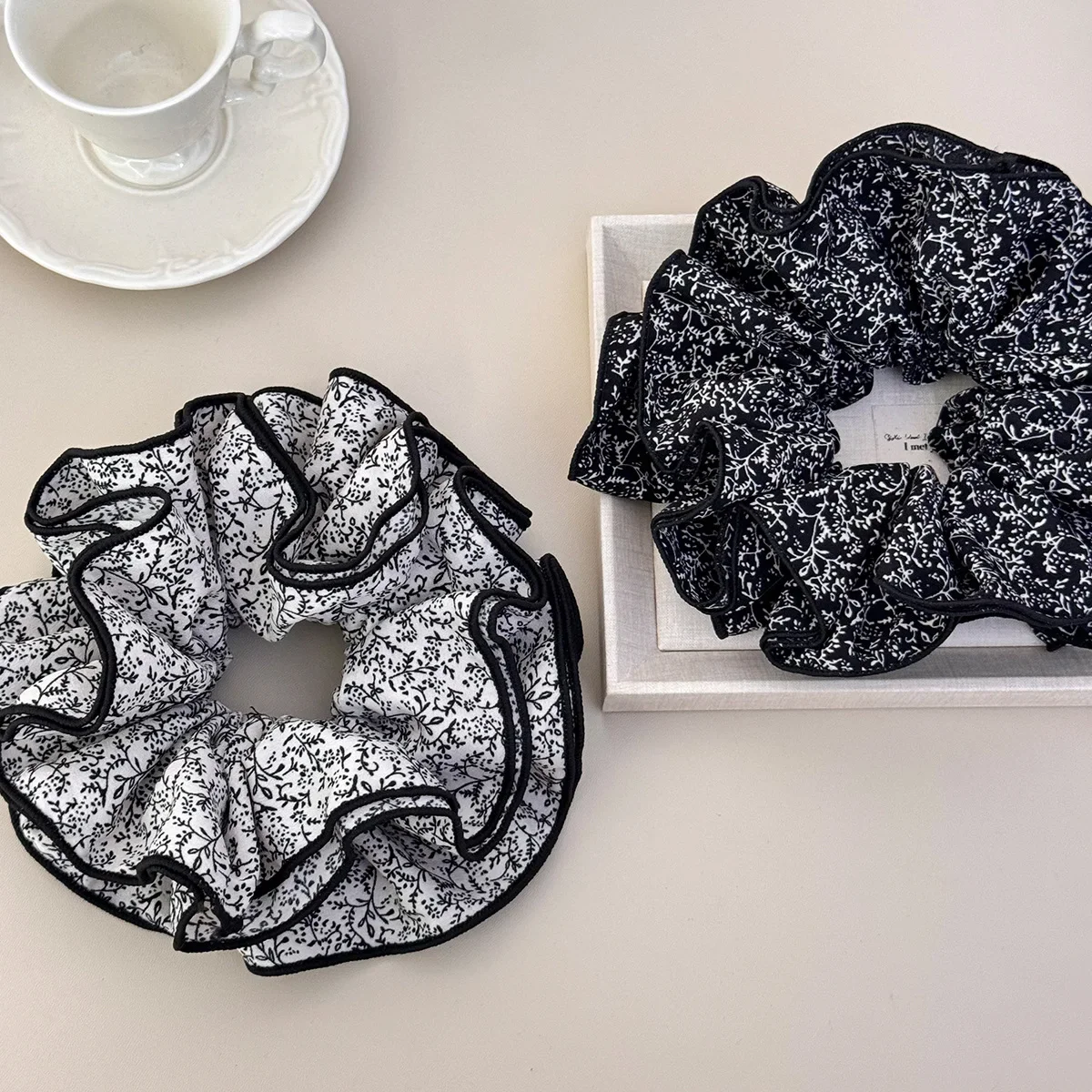 النمط الفرنسي الرجعية الأزهار طباعة Scrunchies الراقية أربعة طبقات كبيرة الحجم المرأة ورود رأس كعكة الشعر حبل ذيل حصان الشعر التعادل
