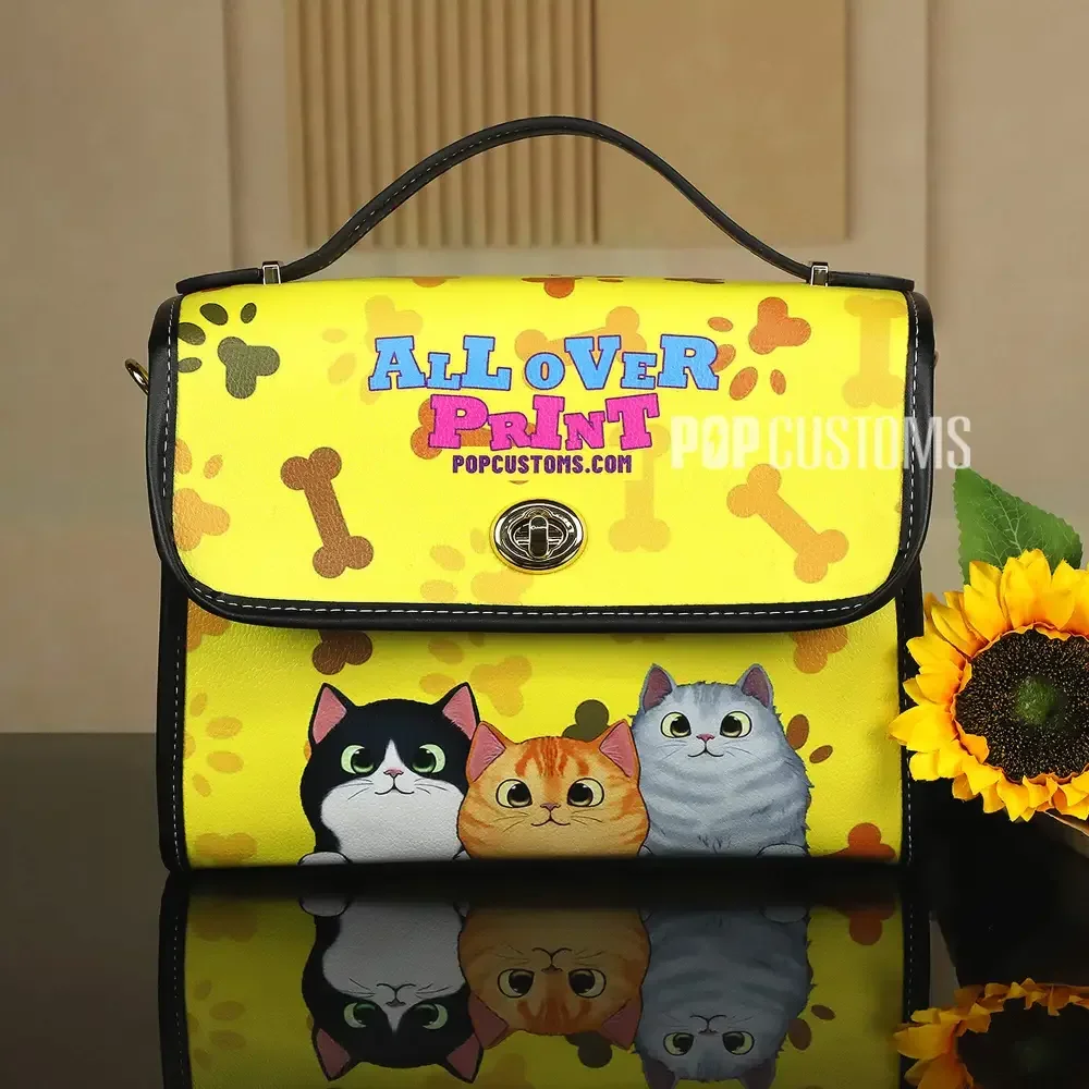 

Персонализированная сумка-сэтчел из искусственной кожи новой версии с регулируемым плечевым ремнем и удобными верхними ручками – идеальный подарок для девушек, мам и женщин.