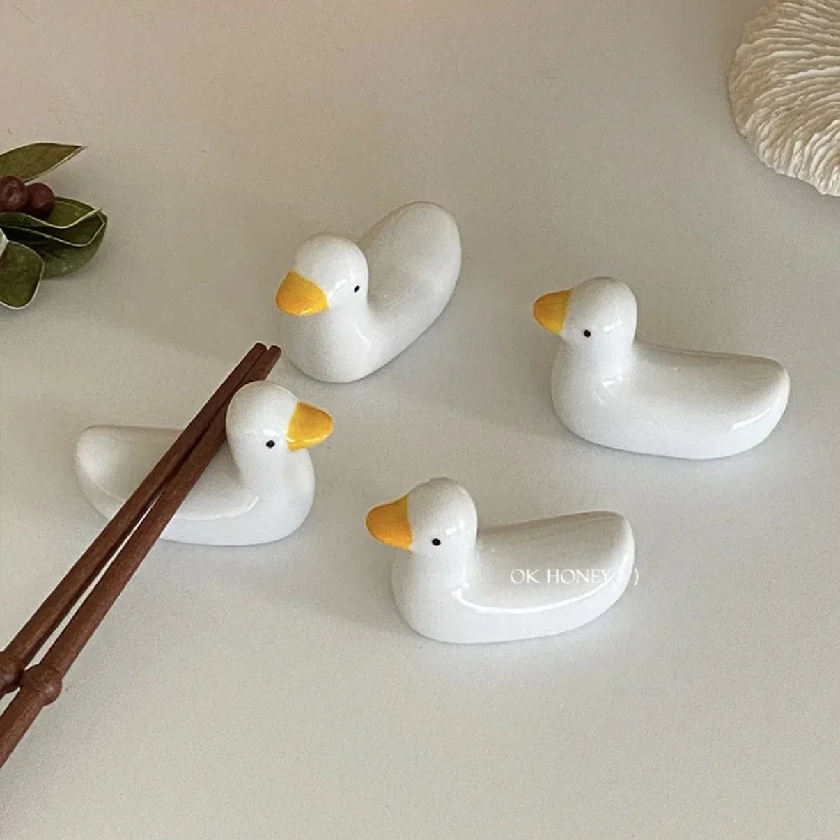 Creative cute ducklings Chopsticks holder Kitchen household items Chopsticks holder gadgets Table ornaments Fun ducklings