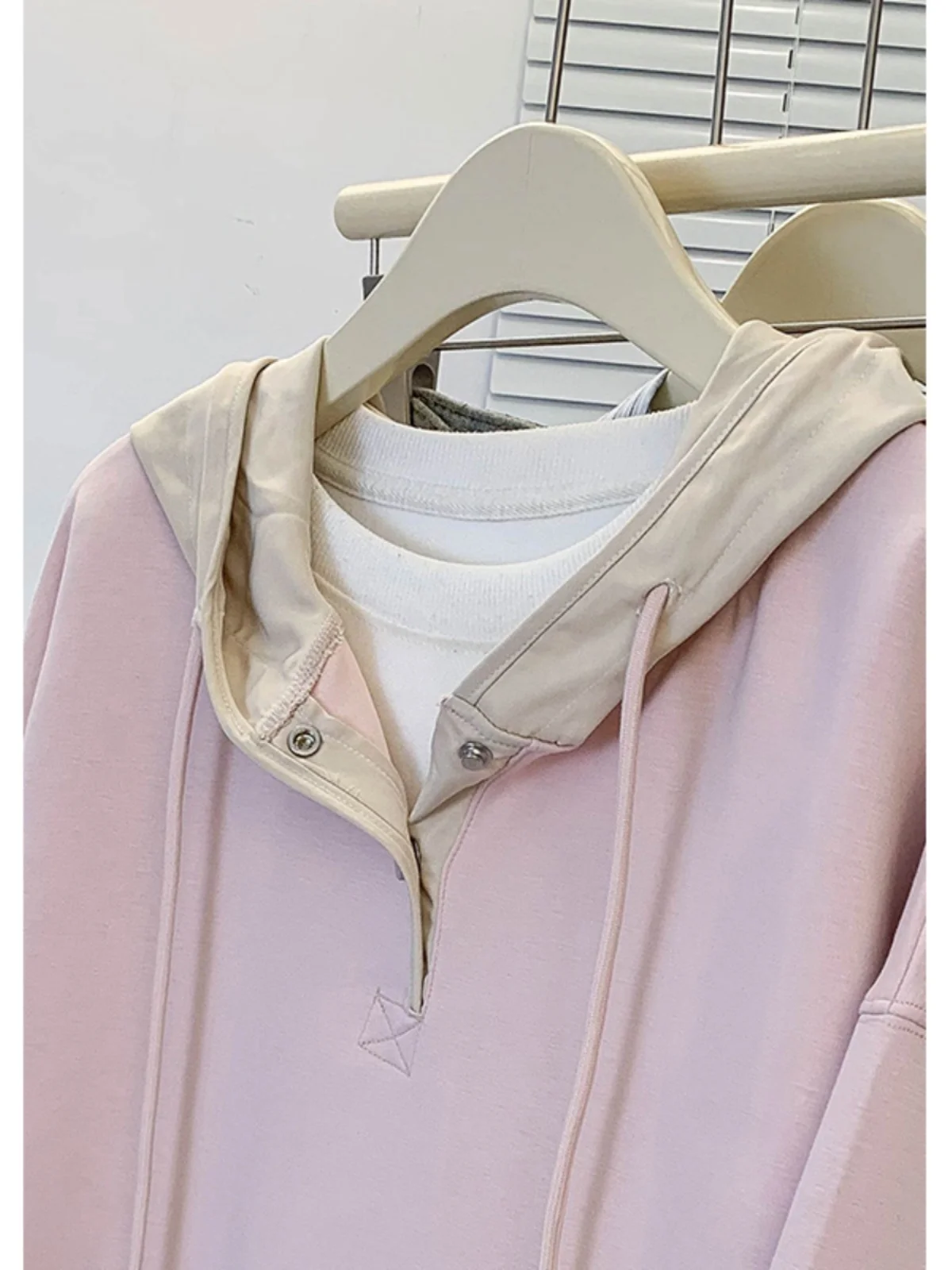 

Розовая свободная толстовка для женщин, осенне-зимняя, повседневная, стройнящая, с цветными вставками, с капюшоном, удобная, дышащая, из мягкой ткани