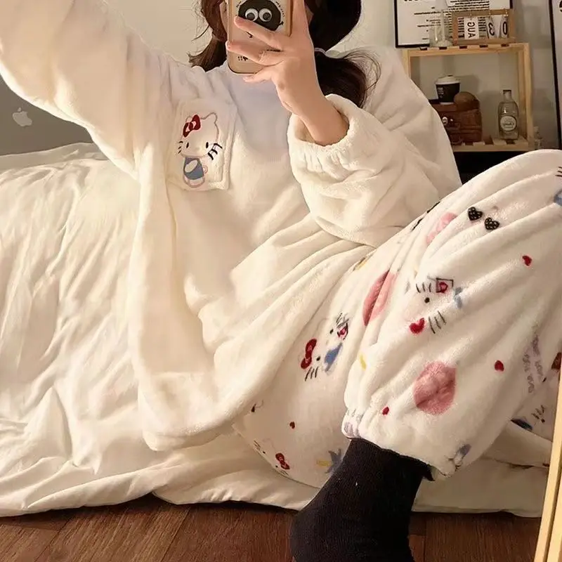 طقم بيجامة من الصوف المرجاني للسيدات من Hello Kitty لعام 2025 ملابس شتوية من الفلانيل الحراري القطيفة ملابس منزلية لطيفة وجذابة