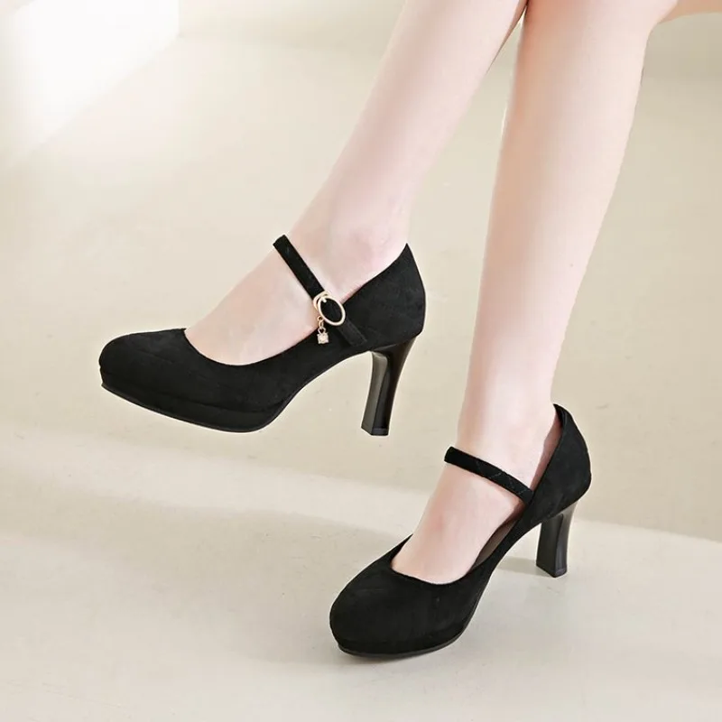 

Женская черная весенняя повседневная обувь на высоком каблуке. Женские однотонные туфли на высоком каблуке на танкетке. Большие размеры на высоком каблуке.