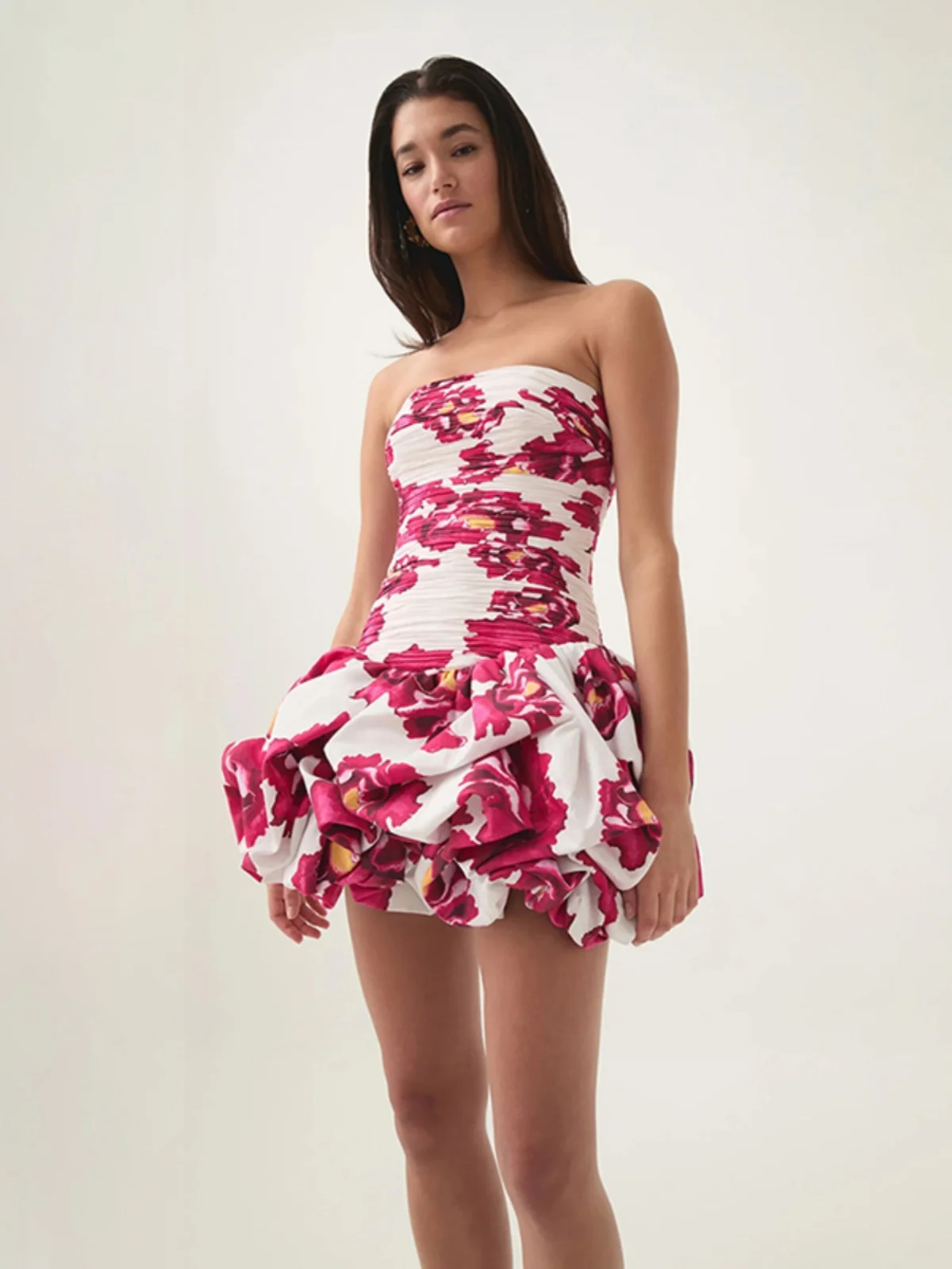 Vestido de Dama de Honra Estilo Praia de Verão com Ombros Elásticos Psados, Saia Curta com Barra em Camadas, Silhueta em A...