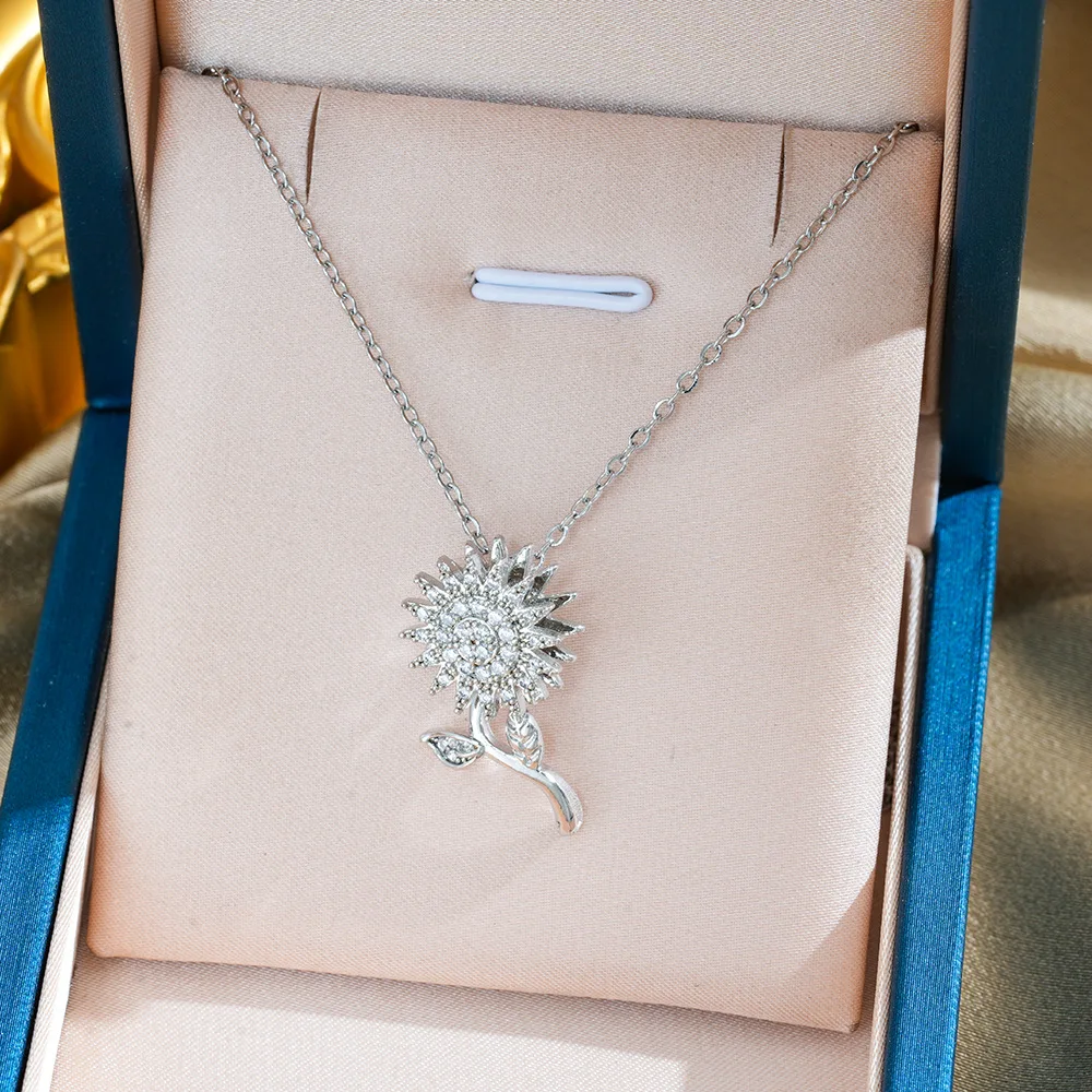 

High-end niche Sunflower titanium steel necklace for women: fashionable, versatile, high-end, collarbone chain, light luxury