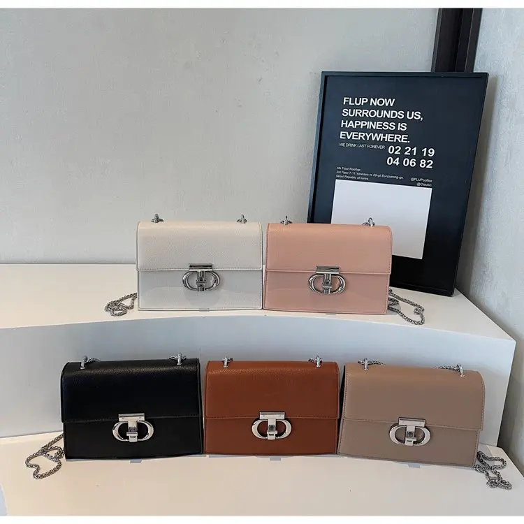 

Smooth Pull Zipper Diaper Bag Ensures Easy Opening and Closing Even with One Busy Hand