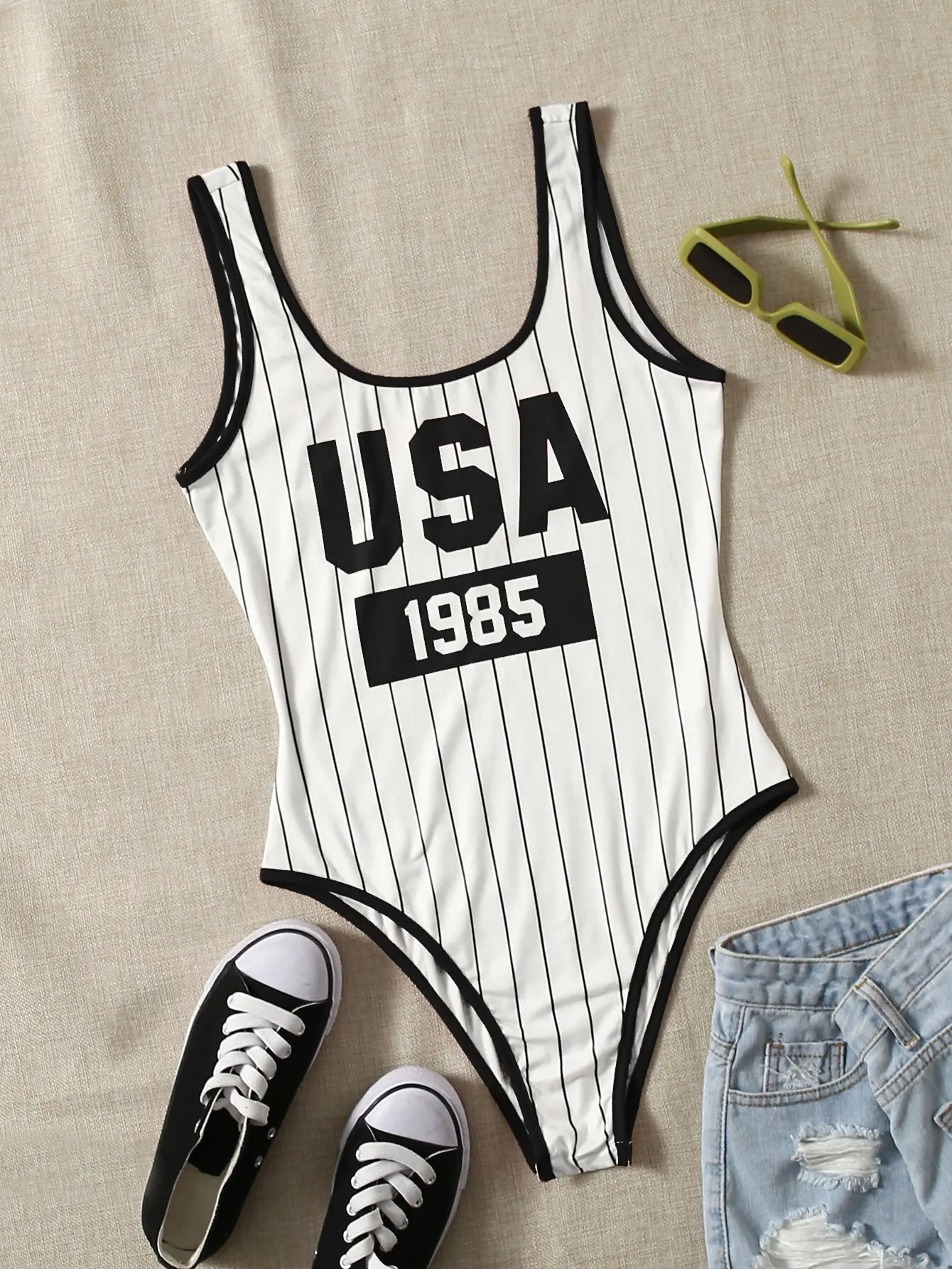 

Белое боди с графическим принтом в тонкую полоску и контрастной отделкой